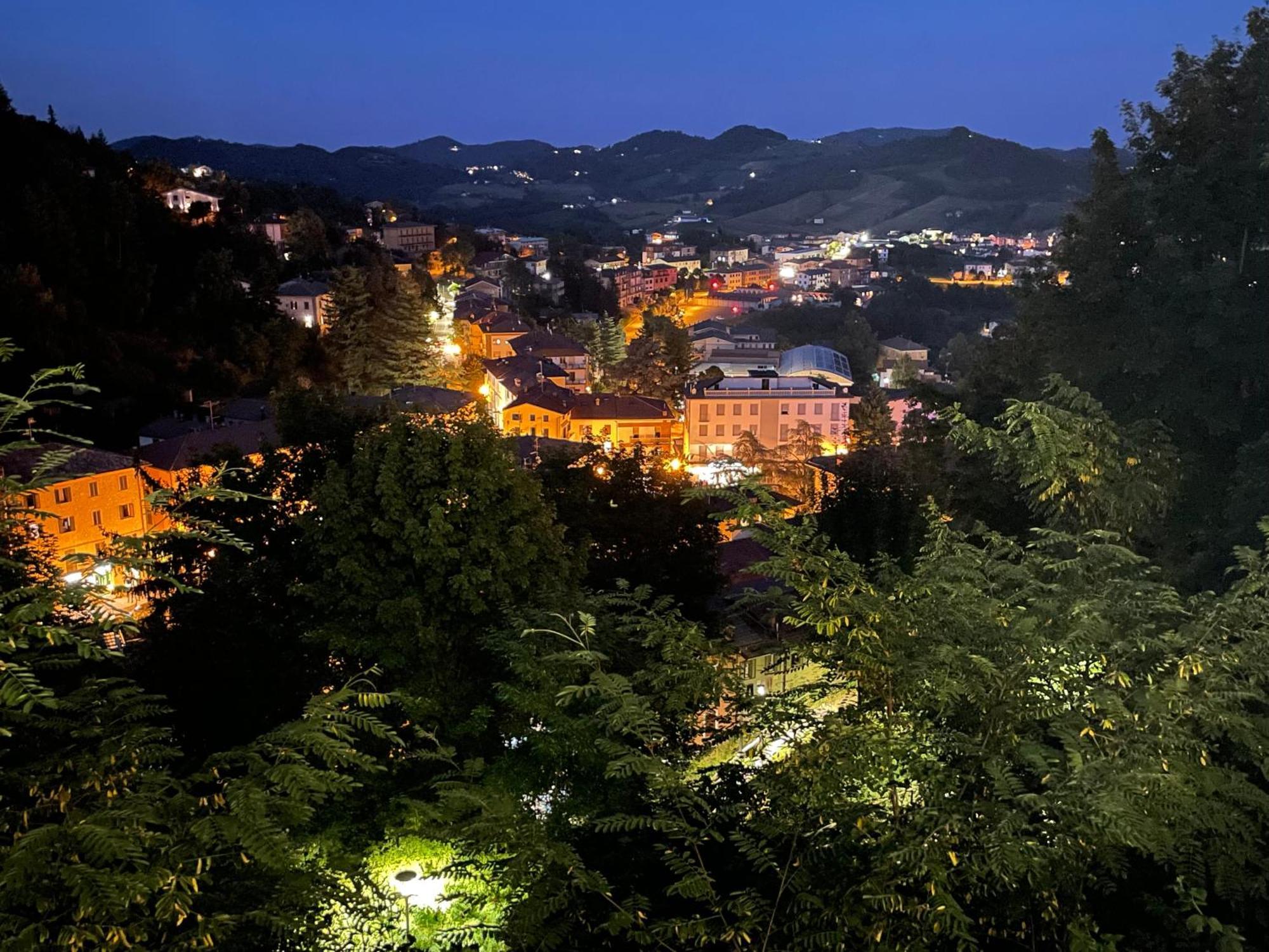 Novecento Luxury&Spa Residence 4 Stelle Montese Bagian luar foto